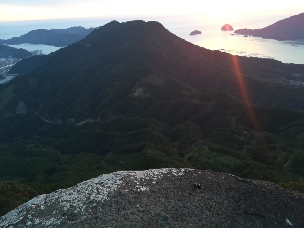 雲の隙間から日の出