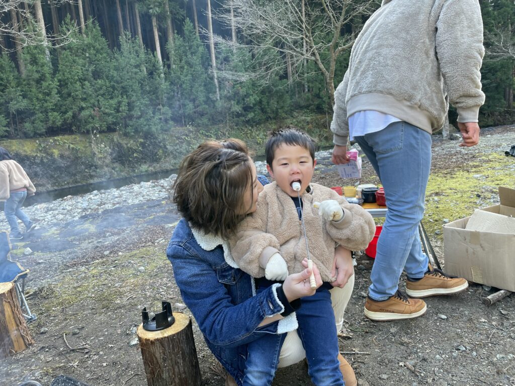 親子焚き火体験で焼きマシュマロ