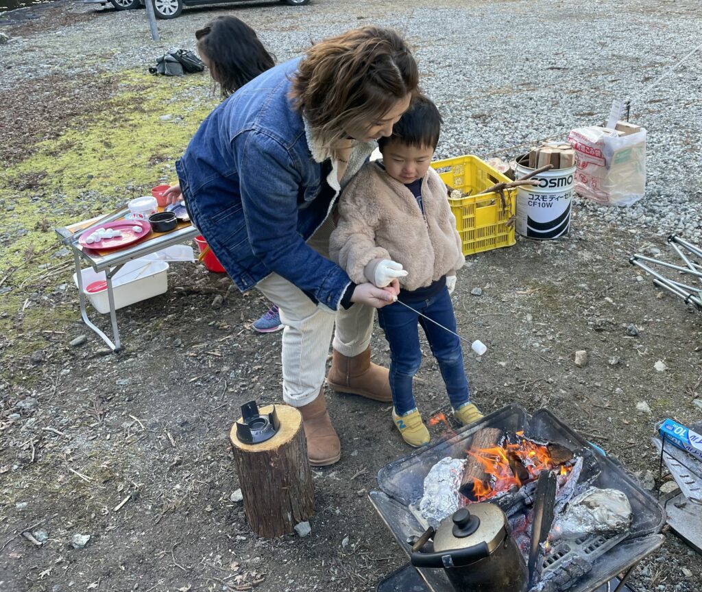 親子焚き火体験で焼きマシュマロ