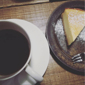 「CAFEめがね書房」コーヒーとバスクチーズケーキ