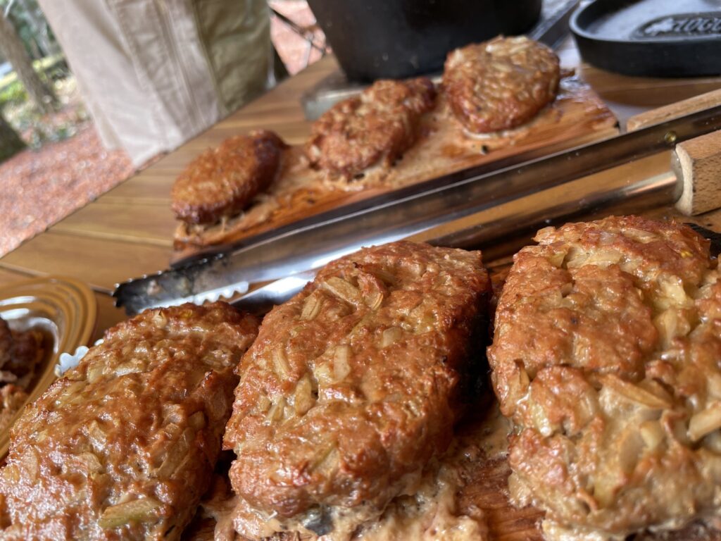 焚き火で調理ハンバーグ作り