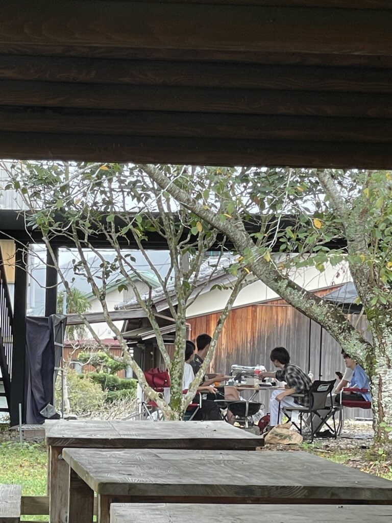 三重県日帰り手ぶらバーベキューの体験ハウスみよしでの友達とバーベキュー風景